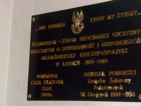 Tablica pamiątkowa poświęcona żołnierzom walczącym o wolną i niepodległą Polskę