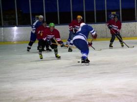 Charytatywny mecz hokejowy Księża – Żużlowcy